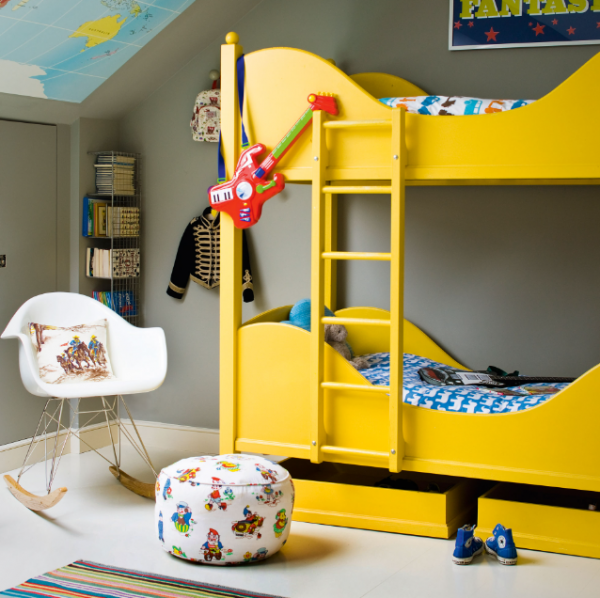 Kamar dengan dekorasi miniatur kota yang menarik perhatian si kecil